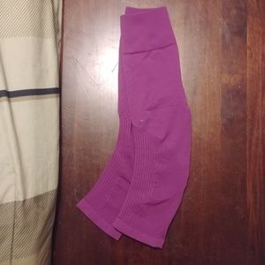 Lululemon flow crops size 4 magenta/plum color